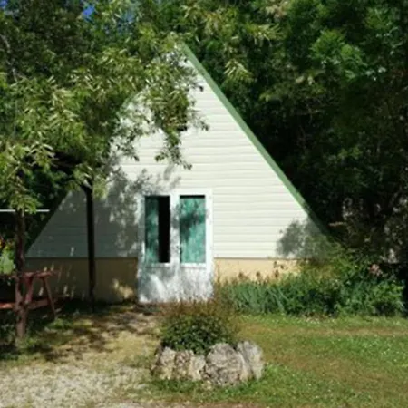 Mobil-home Confortable - 4 Pers. - Api-1-52-2562 * Sireuil (Charente)